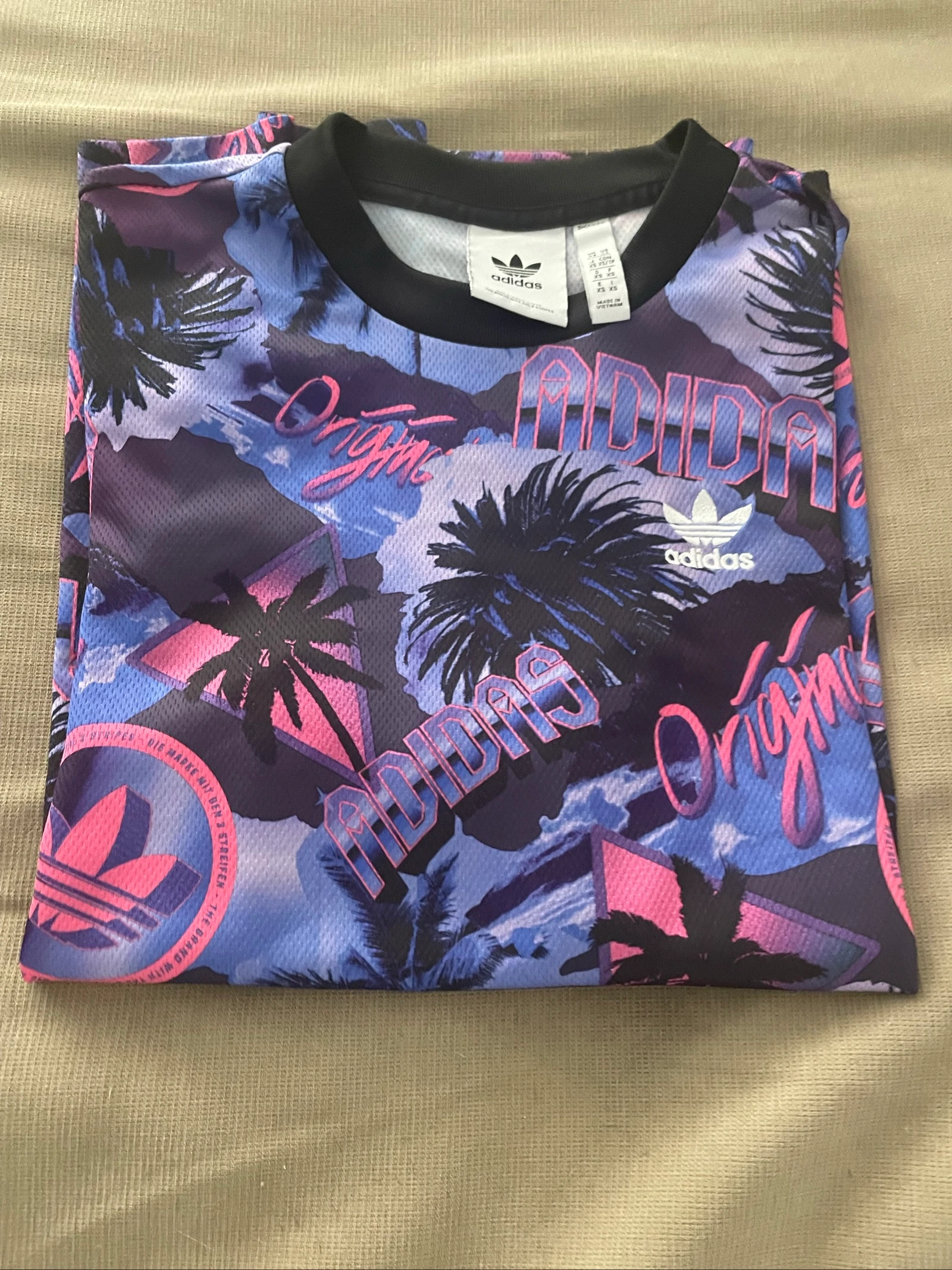 👕 Camiseta Adidas Originals – Estilo Retro Vaporwave / Tropical – Multicolor